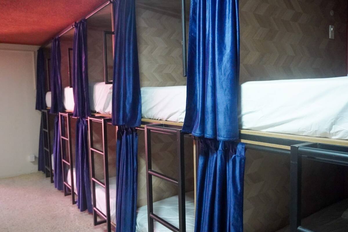 Edredones de plumas, wifi gratis, ropa de cama