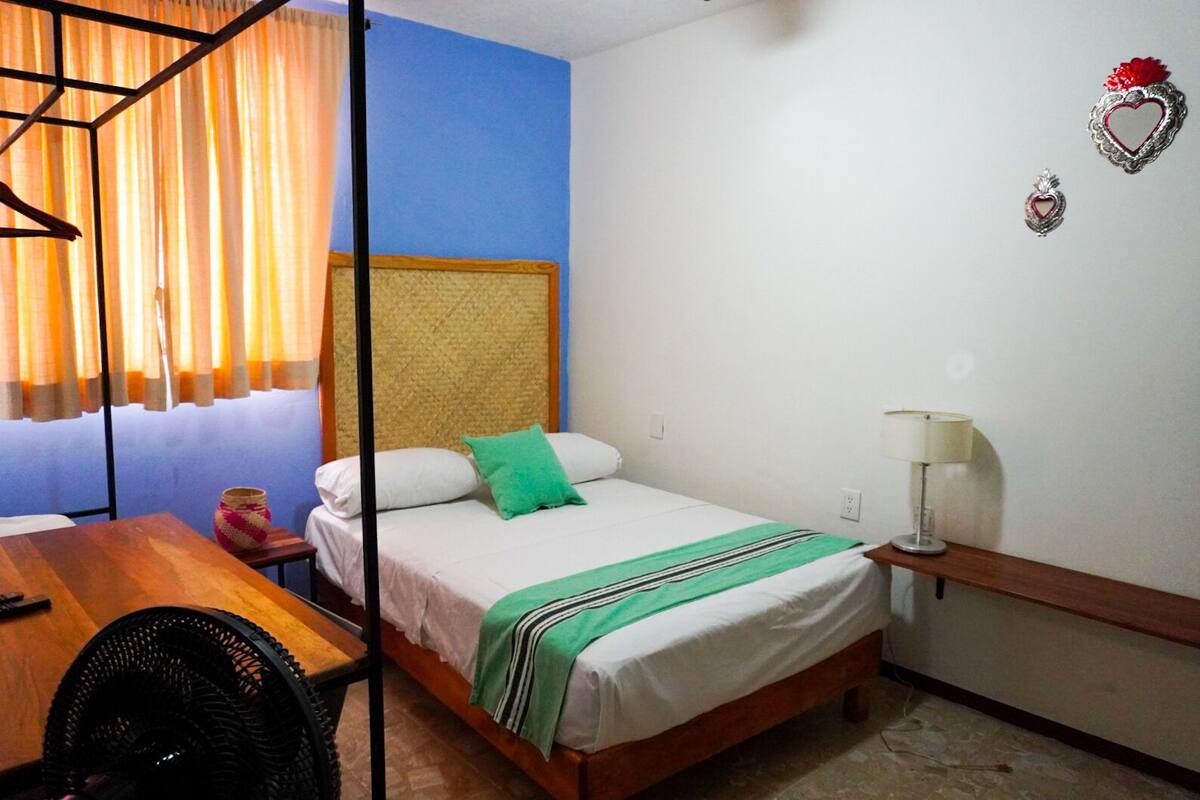 Habitación triple básica | Edredones de plumas, wifi gratis, ropa de cama