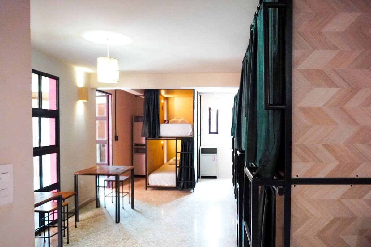 Edredones de plumas, wifi gratis, ropa de cama