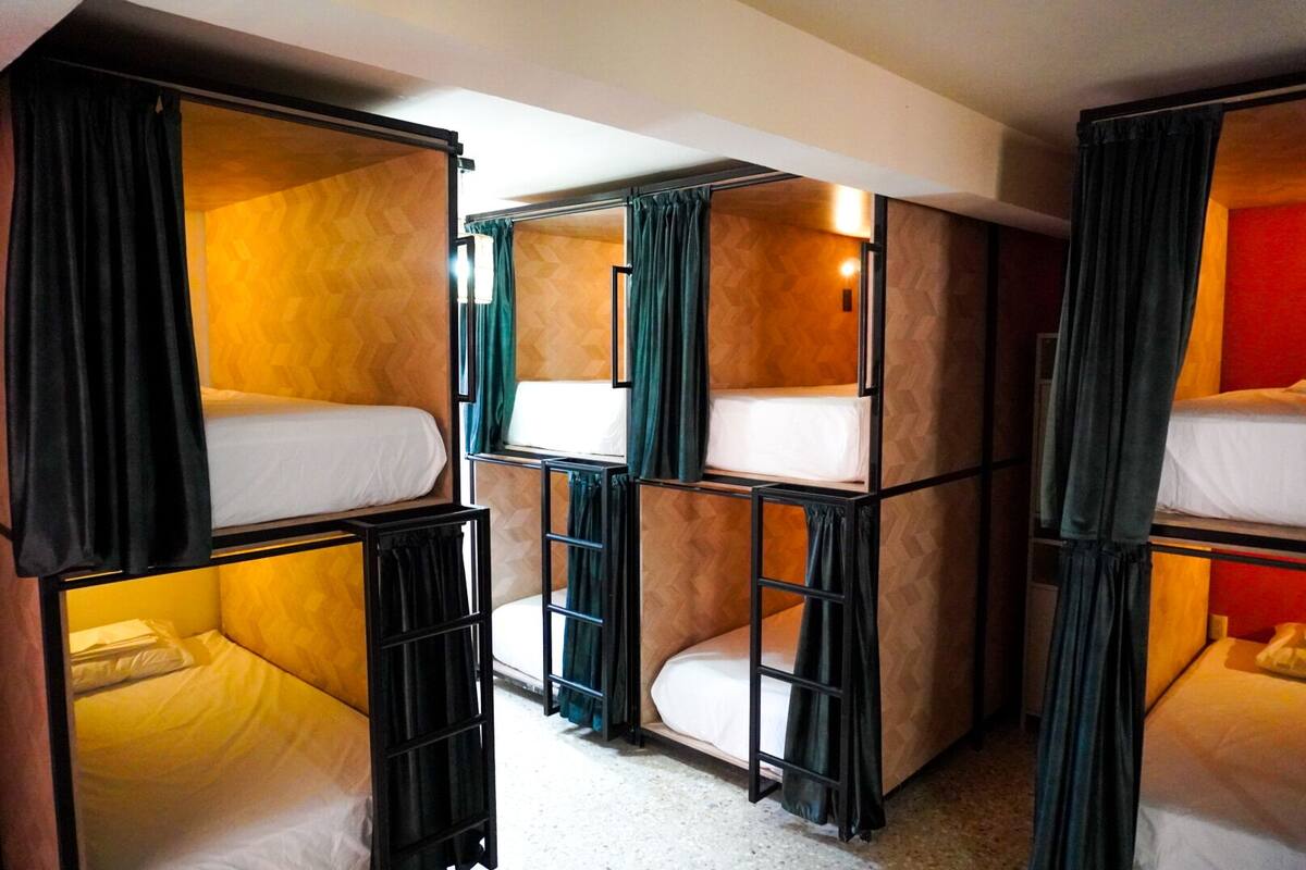 Edredones de plumas, wifi gratis, ropa de cama