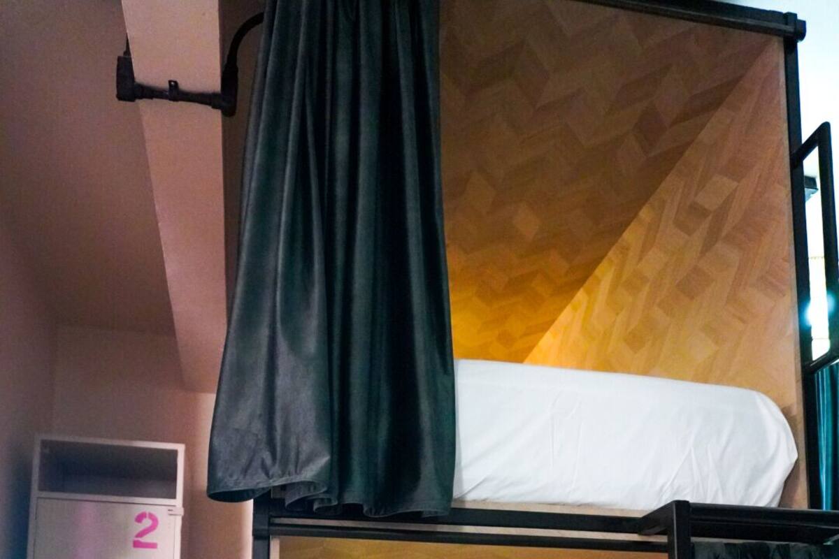 Dormitorio compartido básico, solo para mujeres | Edredones de plumas, wifi gratis, ropa de cama