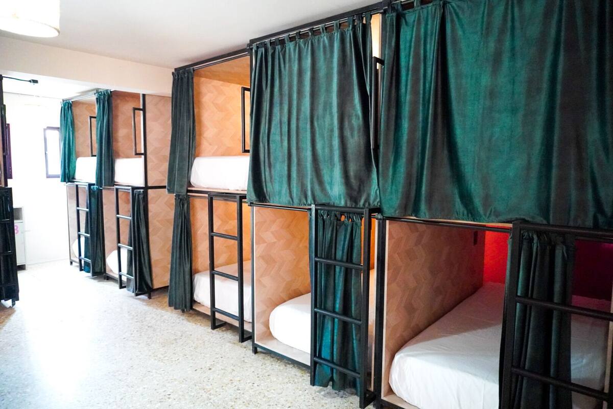 Edredones de plumas, wifi gratis, ropa de cama