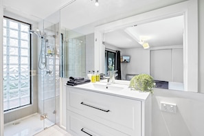 Shower, hair dryer, towels, soap - Secluded 6 bedroom home with stunning views. (Mount Dandenong)