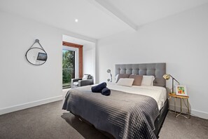 6 bedrooms, iron/ironing board, free WiFi, bed sheets - Secluded 6 bedroom home with stunning views. (Mount Dandenong)