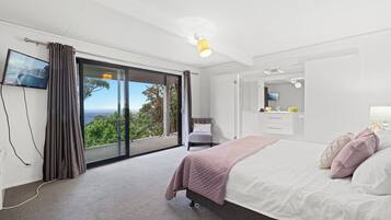 6 bedrooms, iron/ironing board, free WiFi, bed sheets