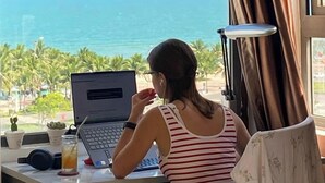 بالقرب من الشاطئ، رمال بيضاء