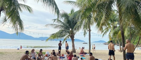 Playa en los alrededores y playa de arena blanca