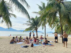 Pantai berhampiran, pasir putih 