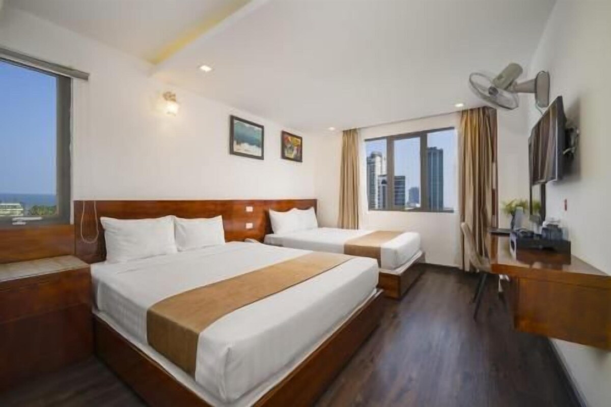 Desk, soundproofing, WiFi (free), bed sheets