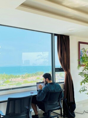 Desk, soundproofing, free WiFi, bed sheets - Waikiki Beach Hotel Da Nang (Da Nang)