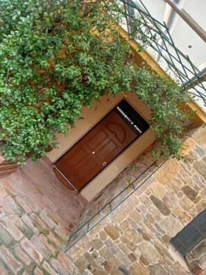 Apartment, 3 Bedrooms, Smoking, Balcony | Property entrance