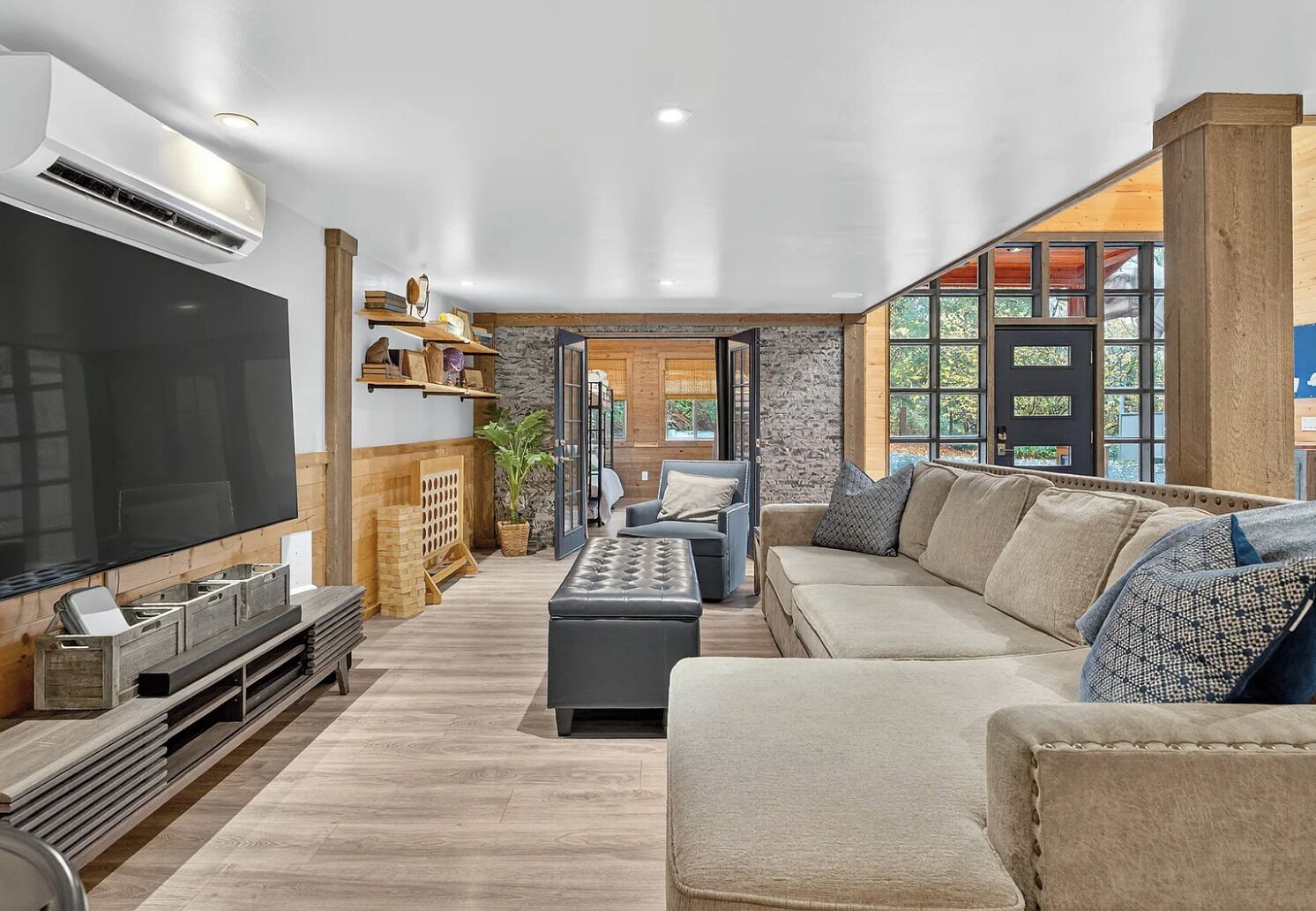 TV connectée, livres, espaces bureaux