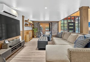 TV connectée, livres, espaces bureaux