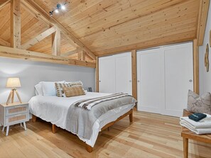 4 bedrooms, desk, iron/ironing board, travel crib