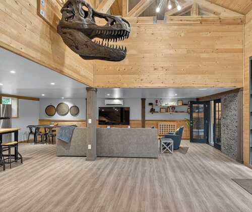 Jurassic Retreat - LifeSize Dinos, Hot Tub, Game Room, Sleeps 12
