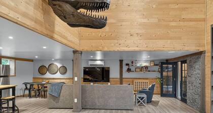 Jurassic Retreat - LifeSize Dinos, Hot Tub, Game Room, Sleeps 12