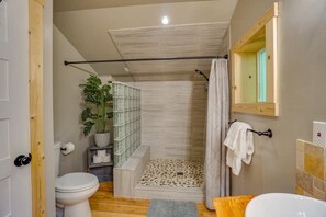 Shower, hair dryer, towels, soap - Jurassic Retreat - LifeSize Dinos, Hot Tub, Game Room, Sleeps 12 (Washougal)
