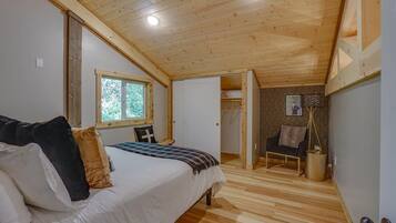 4 bedrooms, desk, iron/ironing board, travel crib