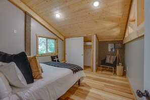 4 bedrooms, desk, iron/ironing board, travel crib