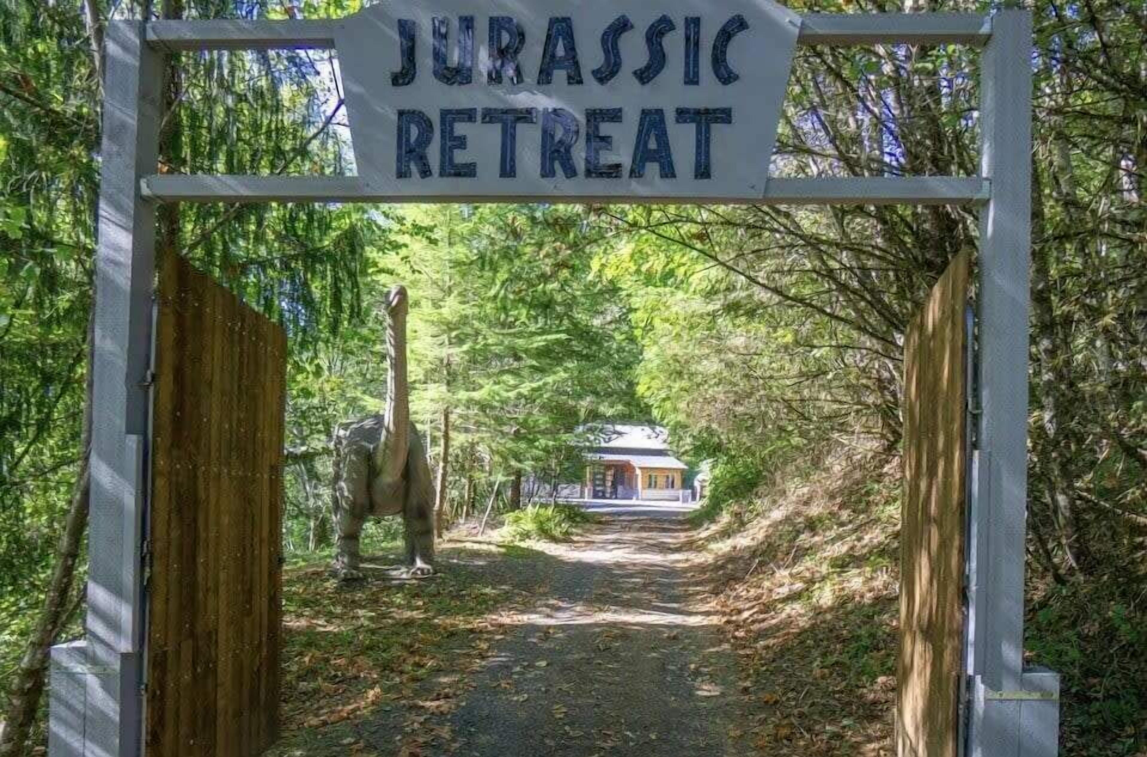 Jurassic Themed Adventure: 4BR Home with Hot Tub