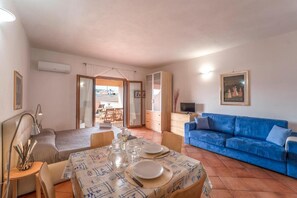 Dining - Relaxing Cristal Blu Studio Sleeps 3 Num1488 (Santa Teresa di Gallura)