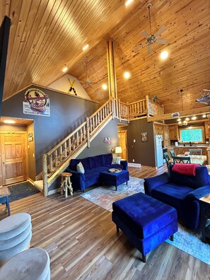 Smart TV, fireplace - Private Lake, Sandy Beach and Fire Pit with free wood! (Sarona)