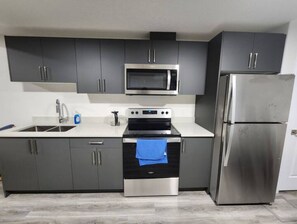 Private kitchen - Quiet and Spacious - 2 bedroom guest suite.
(Edmonton)