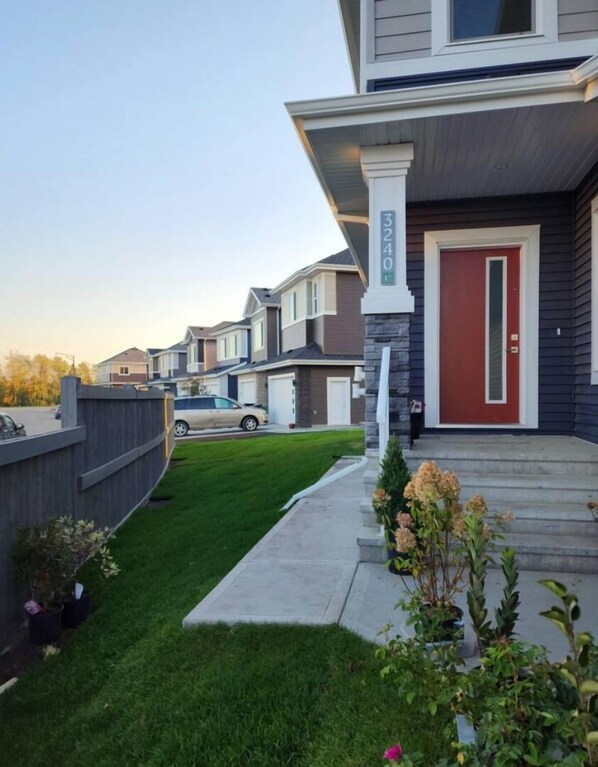 Exterior detail - Quiet and Spacious - 2 bedroom guest suite.
(Edmonton)