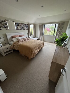 3 bedrooms, iron/ironing board, WiFi, bed sheets - Family Home in Merivale With Pool
3 Bedrooms, 2 Bathrooms (Christchurch)