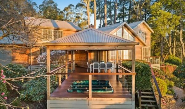 Outdoor dining - Luxury Home with a spectacular view (Mount Dandenong)