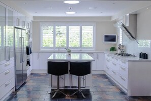 Fridge, microwave, oven, stovetop - Luxury Home with a spectacular view (Mount Dandenong)