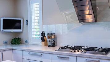 KylskÄp, mikrovÄgsugn, ugn och spishÀll