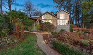 Exterior - Luxury Home with a spectacular view (Mount Dandenong)