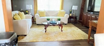 Beautiful 3br, 1.5 bath townhouse centrally located in the heart of Milwaukee.