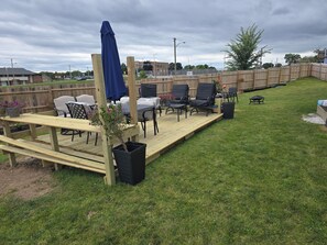 Outdoor dining - Beautiful 3br, 1.5 bath townhouse centrally located in the heart of Milwaukee. (Milwaukee)