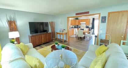 Beautiful 3br, 1.5 bath townhouse centrally located in the heart of Milwaukee.