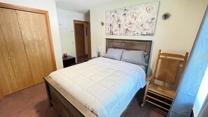 3 bedrooms, desk, iron/ironing board, free WiFi - Beautiful 3br, 1.5 bath townhouse centrally located in the heart of Milwaukee. (Milwaukee)