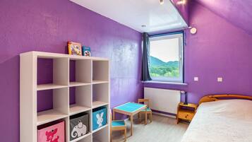 4 makuuhuonetta, työpöytä, ilmainen Wi-Fi, vuodevaatteet