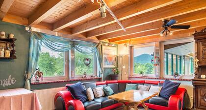 Ferienhaus 'Bei Den Holzäppeln' mit Bergblick, Balkon und WLAN