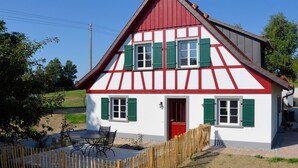 A traditional half-timbered house with a red roof, white walls, and green shutters. - Holiday Apartment "Morgentau" with Private Terrace & Wi-Fi (Heiligenberg)