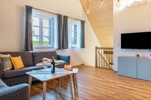 TV - Holiday Apartment "Abendrot" with Private Terrace & Wi-Fi (Heiligenberg)