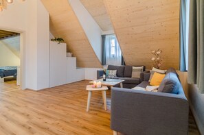 TV - Holiday Apartment "Abendrot" with Private Terrace & Wi-Fi (Heiligenberg)