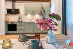Fridge, oven, stovetop, dishwasher - Holiday Apartment "Abendrot" with Private Terrace & Wi-Fi (Heiligenberg)