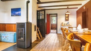 Una habitación acogedora con chimenea, muebles de madera y un comedor.
