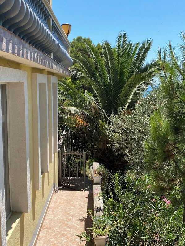 Apartment, 1 Bedroom, Smoking, Balcony | Garden
