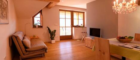 Een televisie en een tafeltennistafel