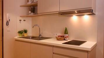 Fridge, stovetop, coffee/tea maker, electric kettle