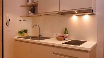 Réfrigérateur, plaque de cuisson, cafetiÚre/bouilloire