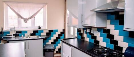 冷蔵庫、電子レンジ、オーブン、コンロ