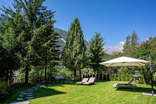 Vacation apartment 'Casa Ai Laresi 1' with mountain view, private garden and WLAN